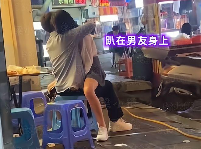 女生坐男生腿上男生抖腿,是一种亲密行为的表现
