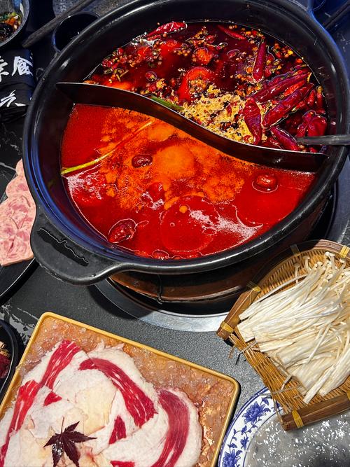 一人在上面添一人之下吃，火锅中的绝绝子