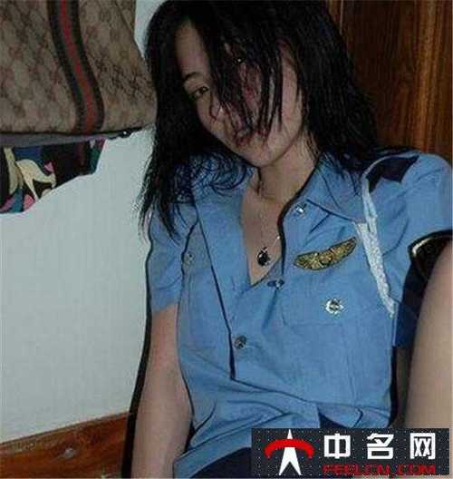 由张柏芝代言的某游戏，以吃鸡为主题，推出了张柏芝吃鸡照艳全集系列，玩家可以通过游戏内活动获取