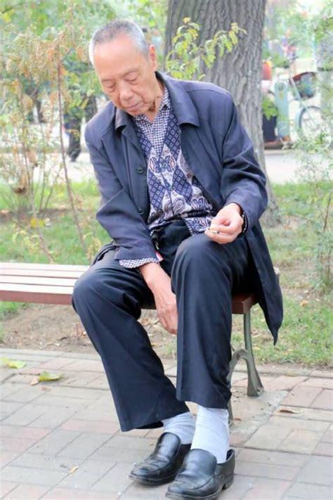 老人脱裤子叫老头玩,玩出健康好生活