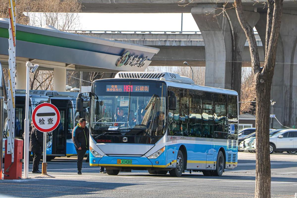 公交车 6 人轮换坐——让出行更舒适