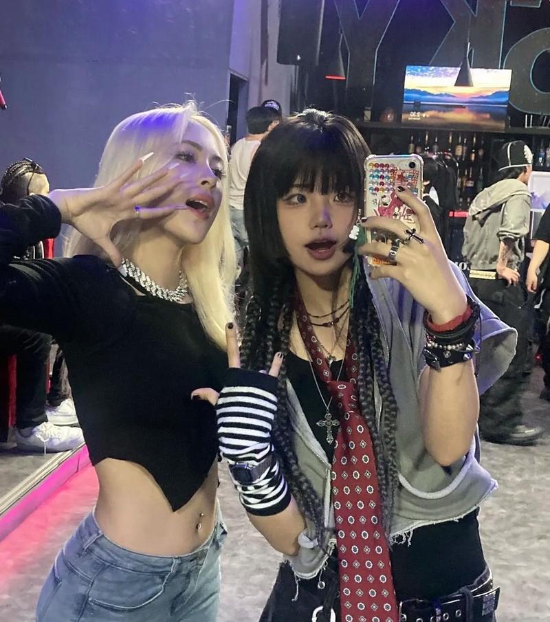 新疆女 RAPPER18 岁 RDFJFTTIK,独特音乐风格,带你感受新疆文化的魅力