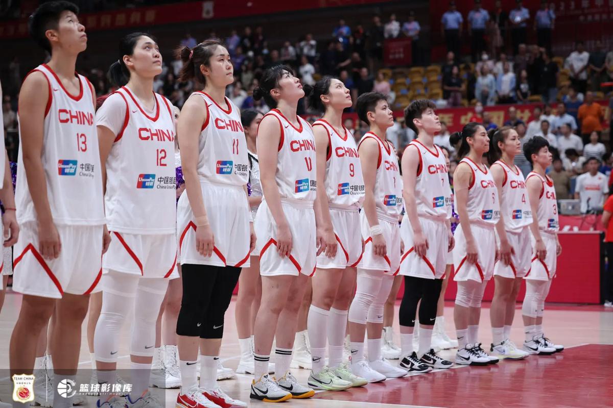 中国女篮激战澳大利亚劲旅,赛场对决呈现精彩瞬间
