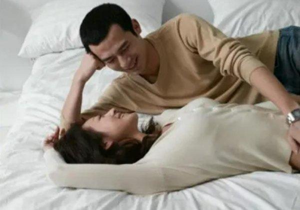 女生迈开腿让男生打扑克，轻松助眠，一夜好梦