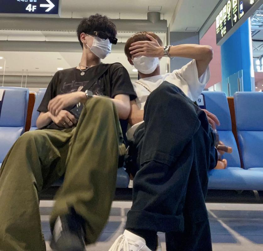 两个男孩子开车小黄说：让出行更智能，让生活更美好