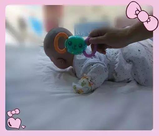 宝宝把腿抬起来靠墙上 C，让你享受极致舒适体验