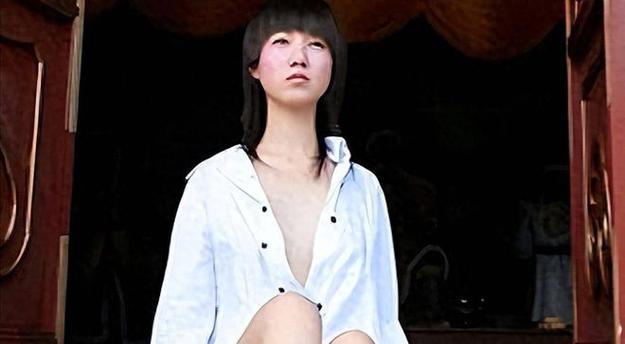 张筱两的腿打开后，里面竟然是这样的，真是令人惊叹