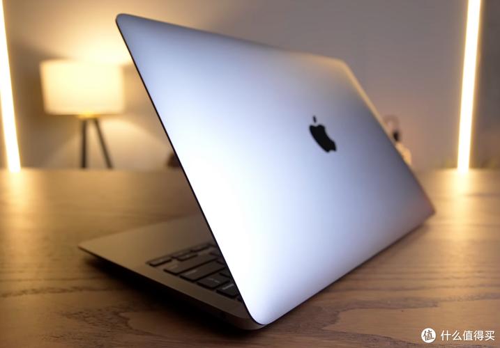 苹果笔记本电脑 MACBOOK 看片,能卓越,视觉震撼