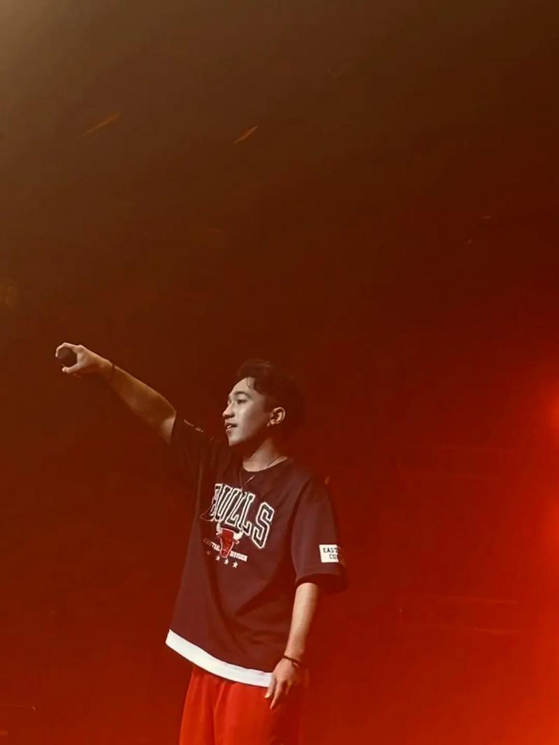 新疆女 RAPPER18 岁 RDFJFTTIK,才华与颜值并存的音乐精灵